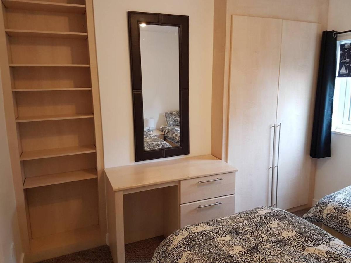 4 Bedroom House For Corporate Stays In Кетеринг Экстерьер фото